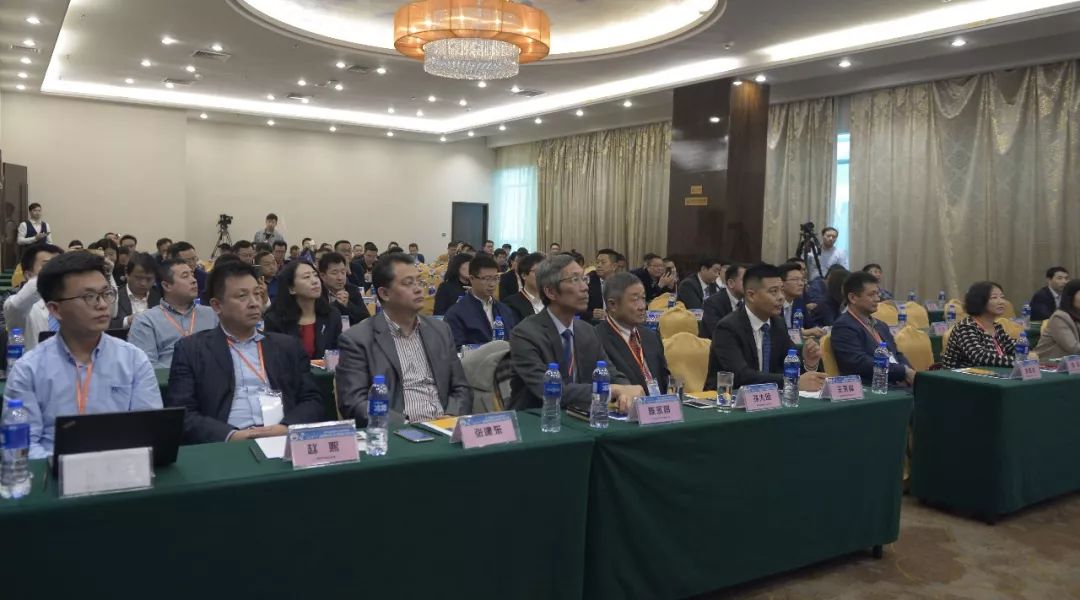 深圳市旭子科技有限公司董事長(zhǎng)、深圳市金融服務(wù)外包協(xié)會(huì)副會(huì)長(zhǎng)、硬件委員會(huì)主任委員王永峰博士  2019金融服務(wù)行業(yè)高峰論壇現(xiàn)場(chǎng)