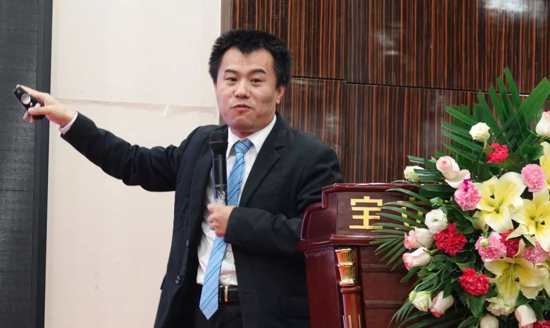 華夏易道私董會(huì)創(chuàng)始人、深圳市金融服務(wù)外包協(xié)會(huì)理事、培訓(xùn)委員會(huì)副主任委員堅(jiān)鵬