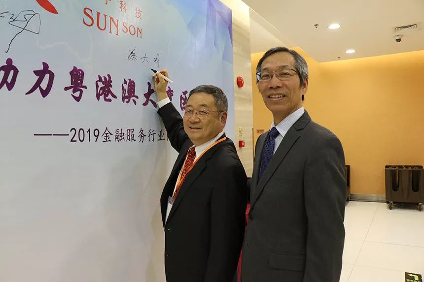 陳永昌總裁和宸鴻科技集團(tuán)總裁兼首席執(zhí)行官、宸展光電董事長(zhǎng)孫大明（左）合影